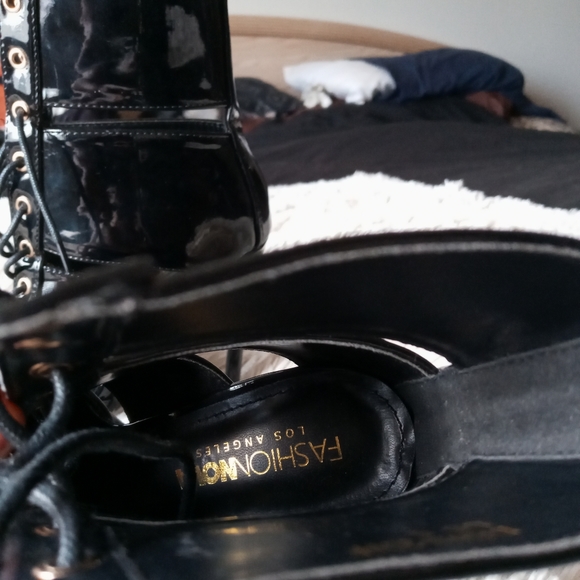 Fashion nova black cut out boots with heel - Picture 4 of 12